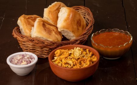 Misal Pav – Spicy Maharashtrian Sprouts Curry with Farsan & Pav