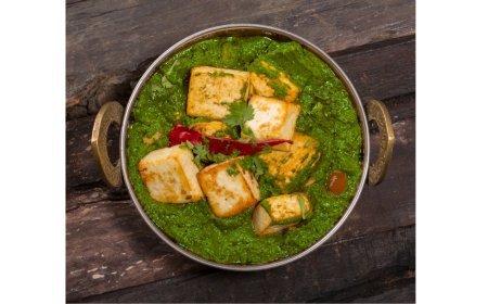 Palak Paneer – Creamy Spinach & Cottage Cheese Delight