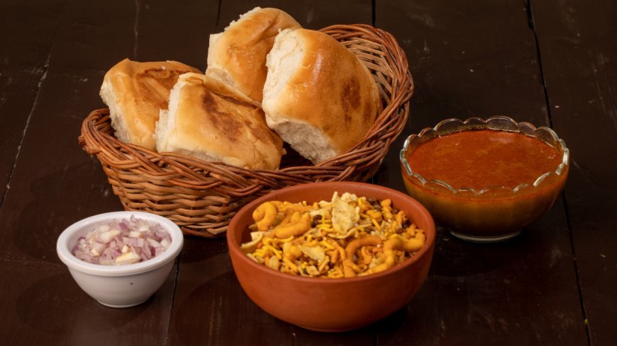 Misal Pav – Spicy Maharashtrian Sprouts Curry with Farsan & Pav